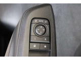 鍵の施錠開錠に合わせてドアミラーが開閉するオート格納機能付きのドアミラー。少し離れた場所からでも見た目で鍵の閉め忘れの確認が出来る便利な機能です。