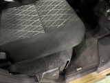 痛みの出やすい運転席シートの角、フロアマット、座面、ともに良好です