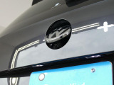 バックカメラ使用時は&ldquo;VW&rdquo;エンブレムが開きます。