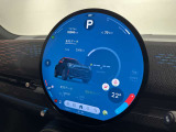 有機ELテクノロジーが採用された大型の円形センターディスプレイ