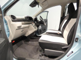 【くつろげるフロント席】丁寧に清掃したシートは、適度なホールド感があり運転中の姿勢を優しく支えてくれます。長時間の移動でも疲れにくく快適なドライブを楽しめます。