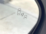 【ブラインドスポットモニター】走行中、ドアミラーの死角になりやすい箇所に後続車が接近するとサイドミラーのレンズに警告を表示!ドライバーに注意喚起をしてくれます。
