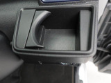 【カップホルダー】エアコン吹き出し口下部に設置されていますので使いやすさバッチリ!運転席から手の届くちょうどの位置です!