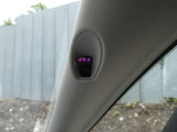 ドライバーモニターシステム:走行中に運転者が一定時間以上目を閉じたり、顔の向きを前方から大きく外したりするなどして居眠りやわき見などをしているとシステムが判断した場合音と表示で警告します。