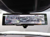スマートルームミラーは、車両後方のカメラ映像をミラー面に映し出すので、同乗者や積み荷などの車内状況や、天候などに影響されずいつでもクリアな後方視界が得られます。