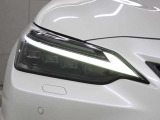 LEDヘッドランプにはアダプティブハイビームシステム「AHS」を採用。光検出カメラで車両検出をし、先行車や対向車に直接ハイビームを当てないように部分遮光します。