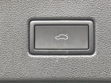 ●電動リアゲート:ワンタッチでリアゲートの開閉ができ、荷物などで両手が塞がっている状態でも簡単に開閉ができる便利機能です。