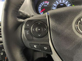 【ステアリングスイッチ】運転中に視線を前に向けたまま画面の操作できます。