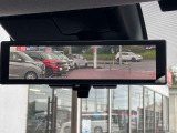 スマートルームミラーが付いております。後席に人が乗車した時や沢山の荷物を積んだ時もバックミラーの視界が遮られる事無く見えるので便利です♪