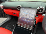 MBUX音声認識タッチパネルディスプレイ(車両の設定や電動オープンなどタッチディスプレイで行います)