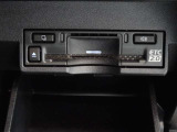 運転席お膝元にETCカード挿入口がございます。