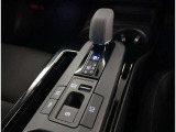 夜間走行でも安心のLEDへッッドライト搭載車です。とても明るく白い光で照らします。この装備も人気のアイテムですね