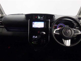 スタイリッシュなデザインのインパネ。各操作スイッチは使いやすい位置に配置されてます。