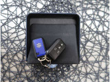【スマートキー】キーをバッグやポケットに入れたままでもドアロックの開閉が出来るほか、エンジンキーを挿さなくてもエンジンスタートストップが出来ます。