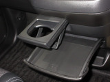 引き出して大きめトレイとして使用できる、運転席からも助手席からも自在に使えるドリンクホルダー付のトレイ。お菓子を置いたり、化粧ポーチを置いたり。ちょっとしたテーブル代わりに使えるトレイです。