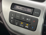 【オートエアコン】一度お好みの温度に設定すれば、車内の温度を検知し風量や温度を自動で調整。暑い&hellip;寒い&hellip;と何度もスイッチ操作をする必要はありません。快適な車内空間には必須の機能ですね♪