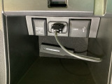 アクセサリーソケットはUSBのアダプターなどをつければ、スマホの充電にも使えます。横にはナビゲーション用の外部入力可能なUSB端子などがついており、周辺には物が置けるボックスがついています。