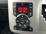 【オートエアコン】一度お好みの温度に設定すれば、車内の温度を検知し風量や温度を自動で調整。暑い&hellip;寒い&hellip;と何度もスイッチ操作をする必要はありません。快適な車内空間には必須の機能ですね♪