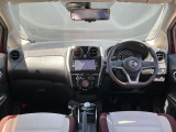 運転席周りになります。内装色はベージュ系です。