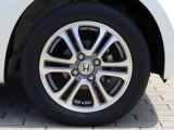 タイヤサイズは、155/65R14です。高品質でデザインにも優れている純正アルミホイールが装備され、スポーティーな雰囲気を演出しています。