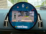 駐車時、後方の映像がモニターで確認できます。狭い場所での駐車もスムーズです。