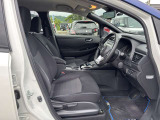 ふっくらと少しホールド感のあるシートで、安定した運転姿勢が保てます!電気自動車特有の静かな走行で、とっても快適な乗り心地が楽しめますよ!