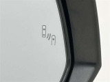 隣車線を走る車両をレーダーで検知し、ドアミラーでは確認しにくい後側方エリアに存在する車両に加え、急接近してくる車両も検知します。車両を検知するとドアミラーに搭載されたLEDインジケーターが点灯します。