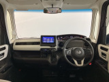 運転席は、大きな座面と包み込むような背もたれがドライバーの身体全体をしっかり支えます。上質なシート素材と座り心地のよいクッションを採用し、長時間の運転やコーナーの多い道も快適です