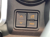 【ヘッドアップディスプレイ(HUD)】フロントウインドウガラスに走行情報を投影します。運転中の目線と重なるように表示されるので、少ない視線移動で速度が確認できるので、 ドライビングに集中できます!
