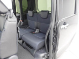 ベンチシート採用で、中は広々とリラックスできます。運転席と助手席の移動もラクラク。