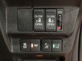 両側電動スライドドアは運転席から操作ができるよう、操作スイッチが付いています。Hondaセンシング用のVSA(ABS+TCS+横滑り抑制)解除と路外逸脱抑制機能などのスイッチがあります。