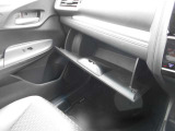必需品の保険証や車検証の他に、お好きなCD・DVDやサングラスなど小物を収納できます。意外と大切な部分なんですよ。