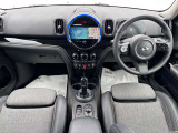 MINIの内装はとにかく『円』に拘ったデザインコンセプトが一目で伝わってきます。これほど円形に拘った車は他に御座いません。伝統のデザイン、トグルスイッチなど遊び心のある内装です。
