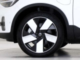 5スポークフロント:8.0J&times;20インチ リア:9.0J&times;20インチ ダイヤモンドカット/ブラックアルミホイール。