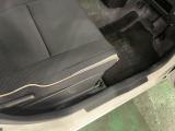 痛みの出やすい運転席シートの角、フロアマット、座面、ともに良好です