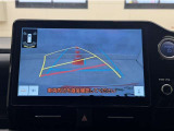 バックガイドモニター付きです。車の後方に小型カメラが付いており、バックする際の後方の様子をモニター上に表示します。