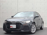 ●一目でAudiとわかる特徴的なシングルフレームグリル・LEDランプ。精悍なフロントマスクからAudiのスマートで上品なブランドを連想させてくれます。女性にも大変ご好評頂いております。