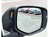 斜め後方に並走している車の存在をドアミラー内側のランプやアラームでお知らせします