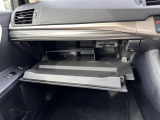 【グローブボックス】大容量のグローブボックスです!!車検証ケース他、日頃使う小物類の収納スペースもたくさんあります!