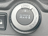 【オールモード4&times;4】2WD/4WDモードを手軽に切り替え可能。燃費重視の2WD、スタック時に役立つLOCK、AUTOモードでは4WDの配分を自動で調整し、路面状況を問わず安定した走りをサポート。
