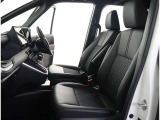 高いホールド性で運転姿勢が安定します。長距離ドライブでも疲れにくいのが魅力です。快適なドライビングライフをお送りください♪
