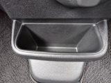 足元には便利なセンターロアボックスを設置。車内を整理しやすく、使い勝手の良さが魅力です。