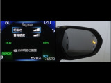 隣車線を走る車両をレーダーで検知し、ドアミラーでは確認しにくい後側方エリアに存在する車両に加え、急接近してくる車両も検知します。車両を検知するとドアミラーに搭載されたLEDインジケーターが点灯します。