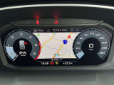スピードメーターなどの運転に必要な計器とともに、オーディオ・電話の操作画面などを表示。レイアウトはステアリングスイッチで切り替えでき運転に集中しながら必要な情報を瞬時に得ることが可能。