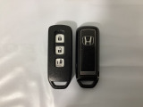 スマートキー付きですからドアロックの開閉およびエンジンスタートが楽々です。電動スライドドアの開け閉めもボタンで操作できます。スペアキーも同じものを用意しております。