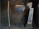 【ペダル】BMWはオルガン式アクセルペダルを採用しています。踏み込む足とペダルが同じ軌跡を描くため、かかとがずれにくく、アクセルコントロールがよりしやすくなるメリットがあります。