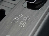 多彩な機能をスマートに集約したセンターコンソールには電制シフト、ドライブモードなどを操作出来るハプティクススイッチが配置されています。