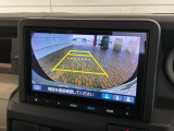 リバースギアに入れるだけで後方の表示へ切り替わります。夜間や雨の日の駐車も楽になりますよ。
