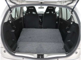 【トランクルーム】荷室の広さも十分です!シートアレンジでシートを畳めば長い荷物だって積めますね。シートアレンジの操作方法など、お気軽にご相談下さい。