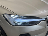 【LEDヘッドライト】明るく眩しいハイビームを先行車や対向車に照射しないオートハイビームを備えたLEDヘッドライト。北欧神話に登場するトールハンマーをモチーフにした、一目でボルボとわかるデザイン。